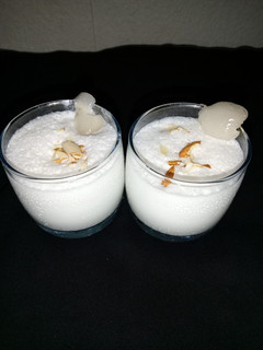 लीची मिल्क शेक (Litchi Milkshake recipe in Hindi) रेसिपी मुख्य फोटो