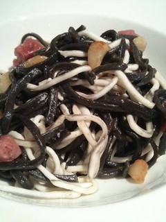 Una foto de Anguriñas con tallarines Nero di seppia y Fuet