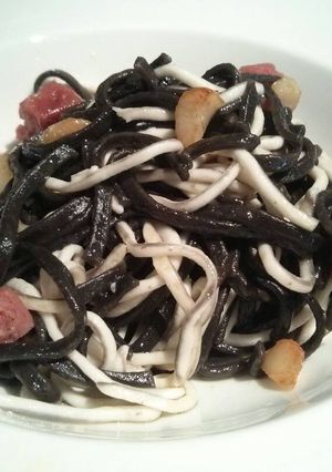 Foto principal de Anguriñas con tallarines Nero di seppia y Fuet