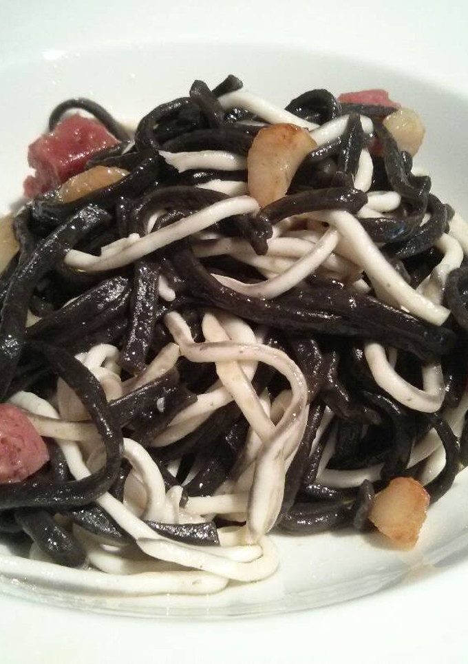 Una foto de Anguriñas con tallarines Nero di seppia y Fuet