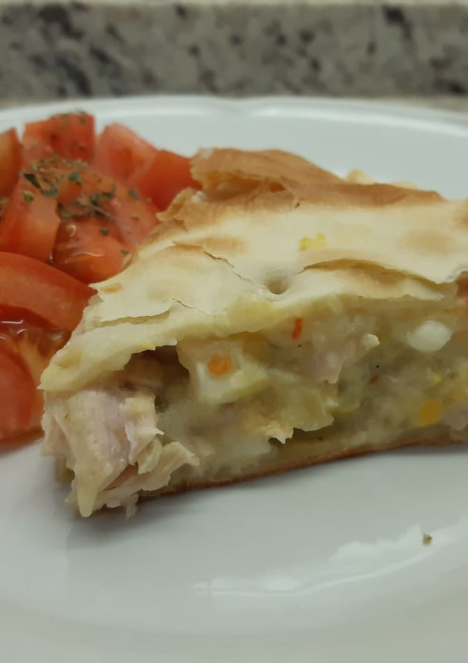 Una foto de Tarta de pollo y salsa blanca