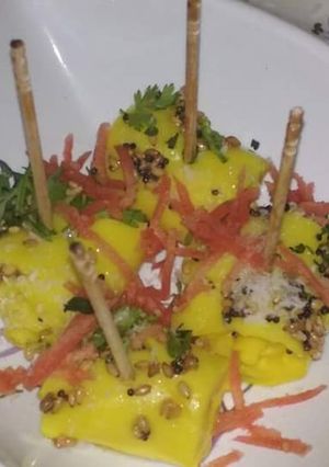 A picture of Khandvi.