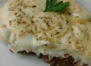 Una foto de Moussaka con puré de papas. Shephard pie - Pastel del pastor