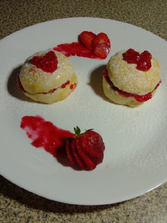 Una foto de Scones dulces con mermelada