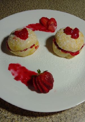 Una foto de Scones dulces con mermelada