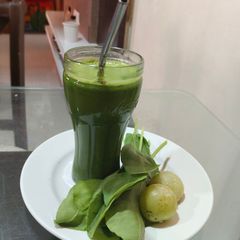 A picture of Palak and Amla juice for hair.
