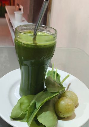 A picture of Palak and Amla juice for hair.