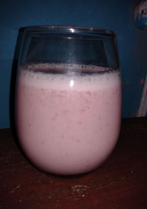 Una foto de Licuado de frutilla y banana