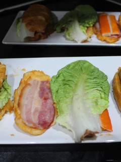 Una foto de Panes de leche con beicon y surimi