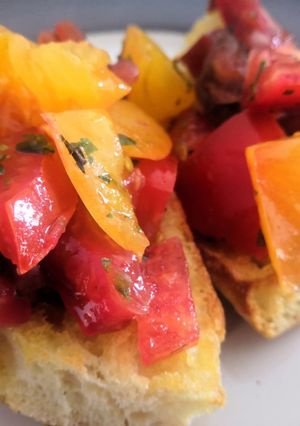 Une photo de Bruschettas aux tomates