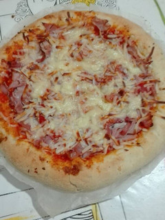 Foto principal de Pizza de jamón york glaseado y beicon con el borde relleno de queso