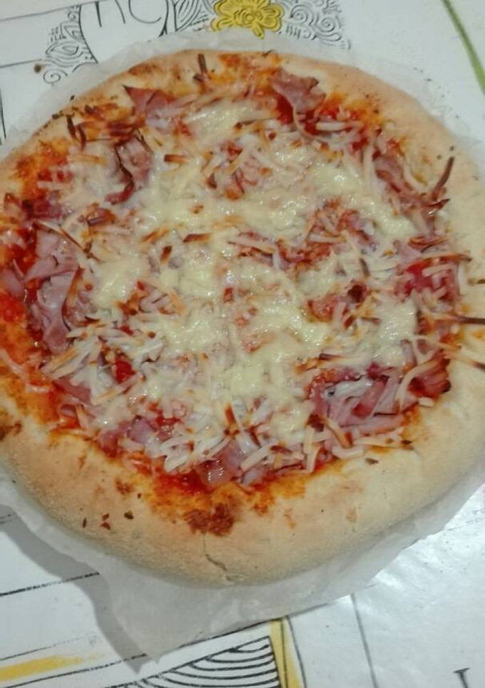 Una foto de Pizza de jamón york glaseado y beicon con el borde relleno de queso 