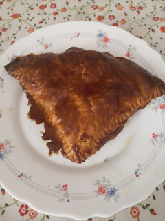 Una foto de Hojaldre relleno de jamón York y queso