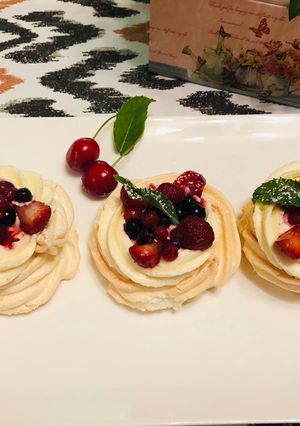 O poză a rețetei Mini Pavlova/Tort Pavlova.