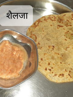 आलू के पराठे और लहसुन टमाटर की चटनी (Aloo ke parathe aur lahsun tamatar ki chutney recipe in hindi) रेसिपी मुख्य फोटो