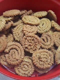 ઘઉંના લોટની ચકરી (Wheat Flour Chakri Recipe In Gujarati) રેસીપી મુખ્ય ફોટો