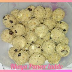 A picture of Khoya paneer laddo.