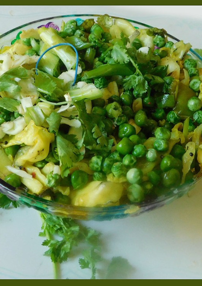 முட்டைகோஸ், பச்சை பட்டாணி, பாக் சொய் (bok choy) கறியமுது (stir fried) செய்முறை முக்கிய புகைப்படம்