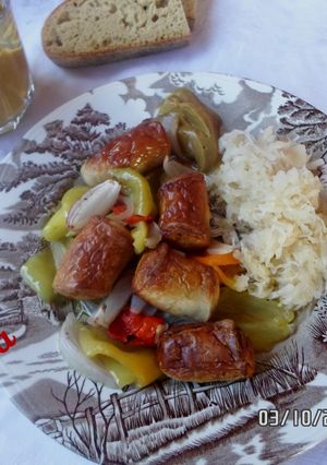 Φωτογραφία της συνταγής Γερμανικά bratwurst με πιπεριές, κρεμμύδια και Sauerkraut (ξινολάχανο)