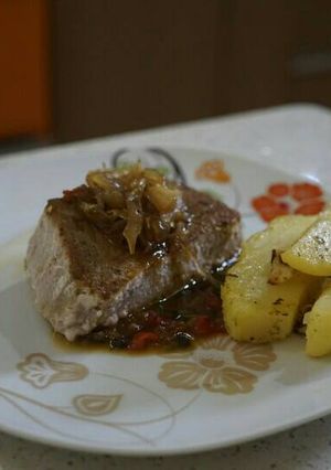 Una foto de Lomo de atún con cebollas caramelizadas