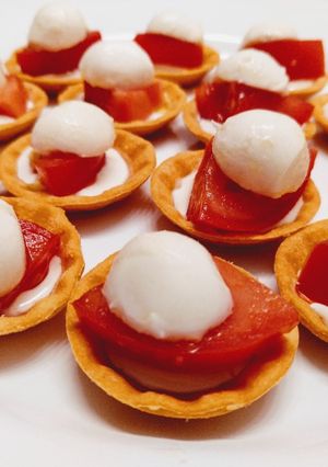Foto principal de Canapé de crema de queso curado con tomate y mozzarella