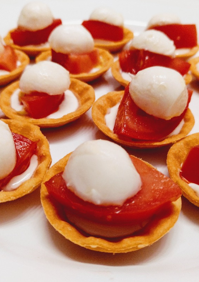 Una foto de Canapé de crema de queso curado con tomate y mozzarella