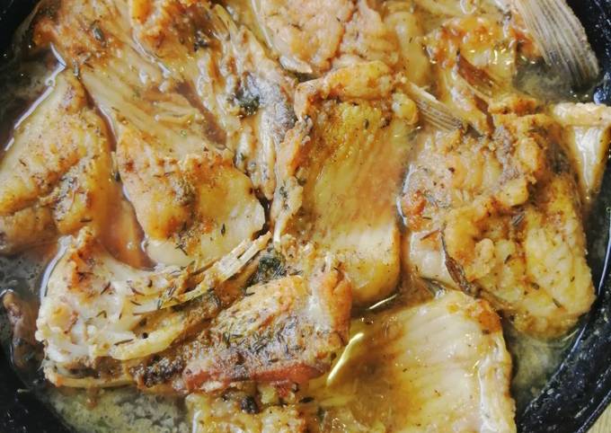 Рецепт: Тушеные караси с мягкими косточками - в мультиварке (рыбная консерва)