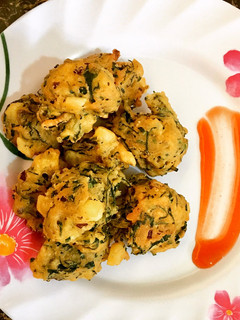 A picture of Potatoes, Onions and Spinach Pakora/Bajia.