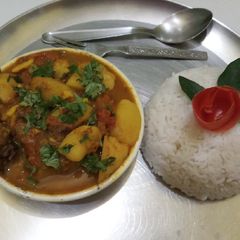 A picture of Aloo bhaji and boiled rice.