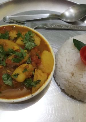 A picture of Aloo bhaji and boiled rice.