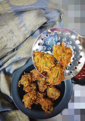 A picture of Lauer Khosha Bora/Bottle gourd fritters.