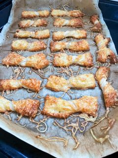 Leveles tésztából sajtos masni recept fotója