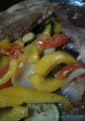 Una foto de Chuletas de puerco a la cerveza con vegetales