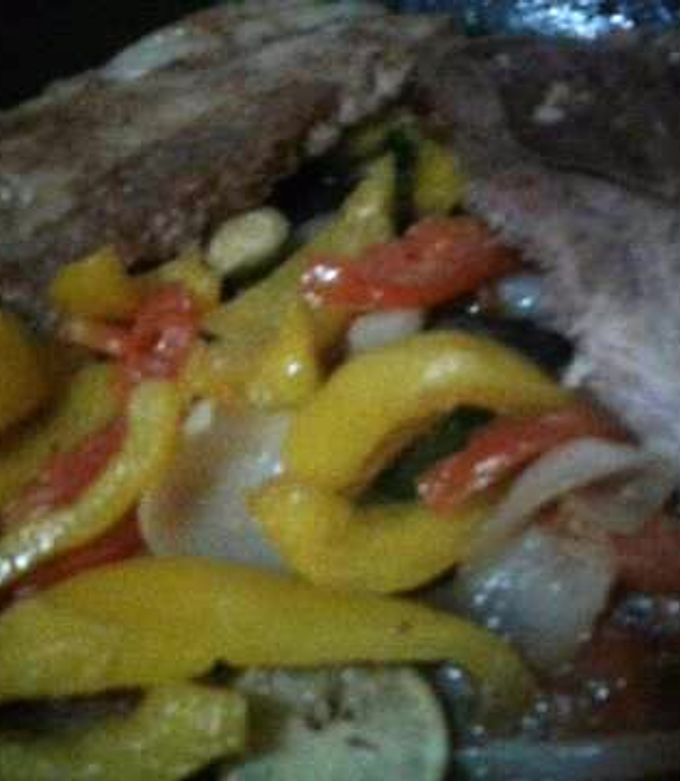 Una foto de Chuletas de puerco a la cerveza con vegetales