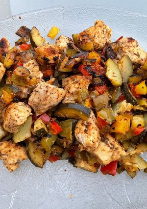 Une photo de Poulet mariné aux poivrons tricolores et courgette
