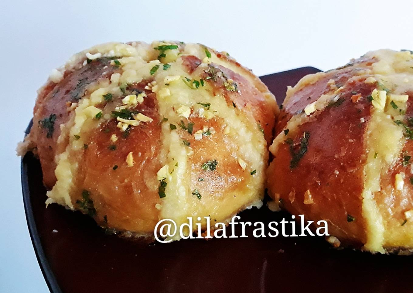 8. KOREAN GARLIC CHEESE BREAD