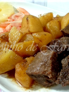 Foto de Guisado de carne de vaca com batatas coradas