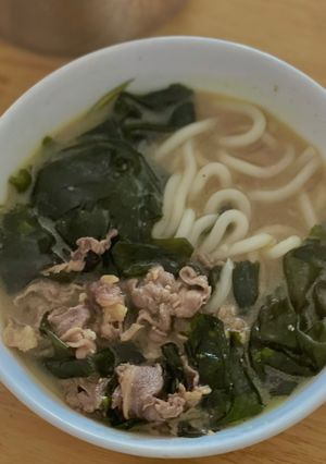 Hình của món Mỳ udon rong biển thịt bò.