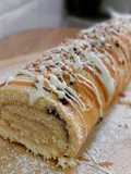 Bracito con arándanos relleno de crema y cobertura de chocolate, toffee y crocanti (sin gluten)