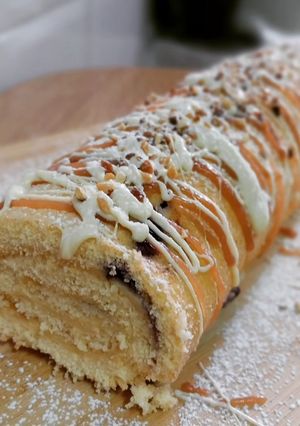 Una foto de Bracito con arándanos relleno de crema y cobertura de chocolate, toffee y crocanti (sin gluten)