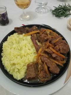 Una foto de Ternera guisada en cáscaras de naranja