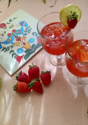 स्ट्रॉबेरी लेमोनेड (strawberry lemonade recipe in Hindi) रेसिपी मुख्य फोटो