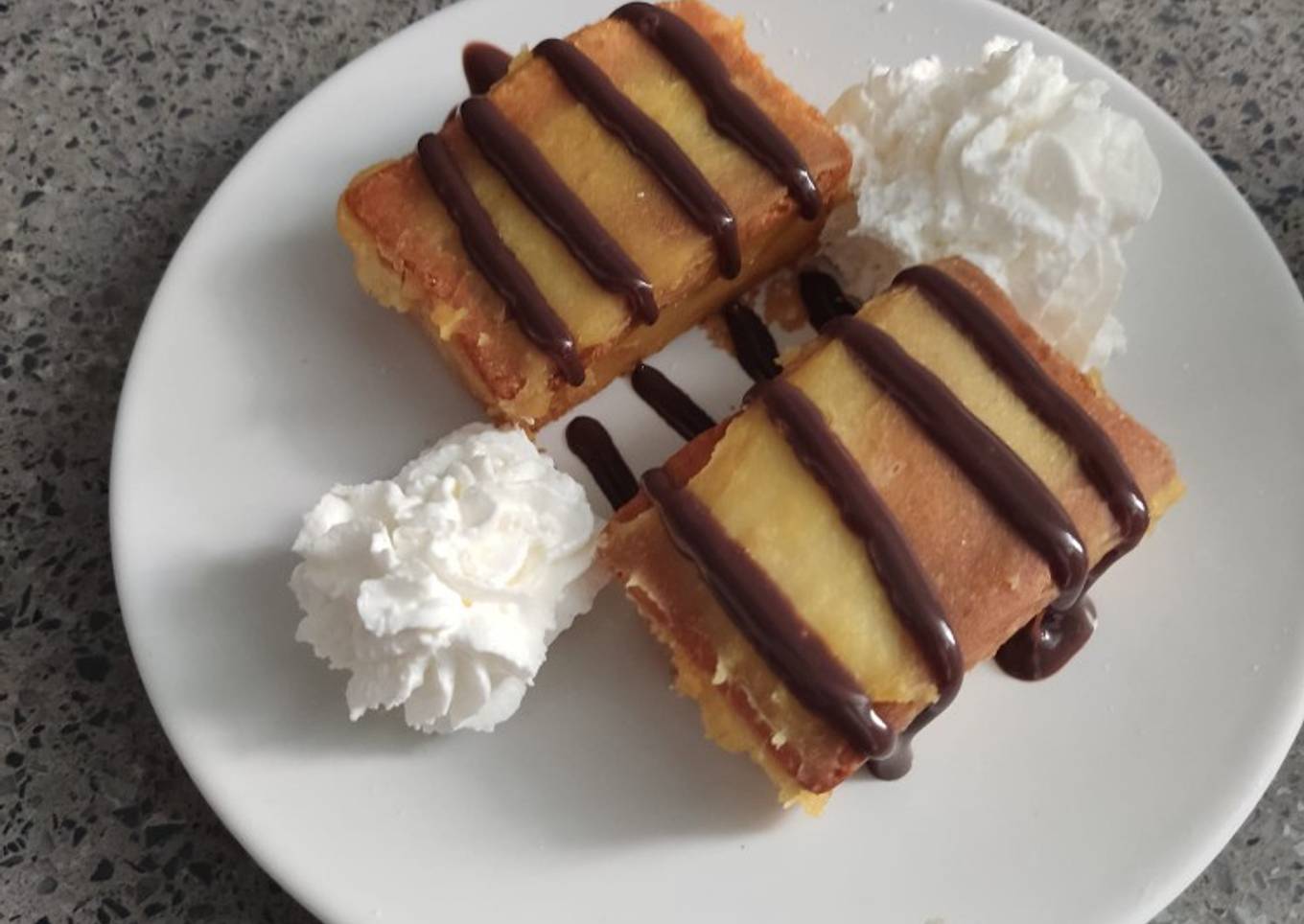 Tarta con bizcocho de vainilla cubierto de crema pastelera