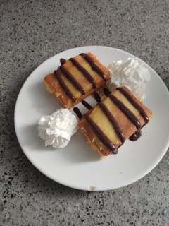 Una foto de Tarta con bizcocho de vainilla cubierto de crema pastelera