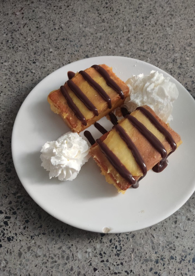 Una foto de Tarta con bizcocho de vainilla cubierto de crema pastelera