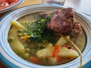 Una foto de estofado de carne con arveja