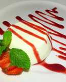 Panna cotta con coulis de fresa y frambuesa