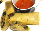 Una foto de rollitos primavera relleno