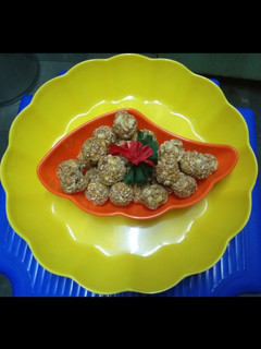 तिल गुड़ के लड्डू (Til gud ke ladoo recipe in Hindi) रेसिपी मुख्य फोटो