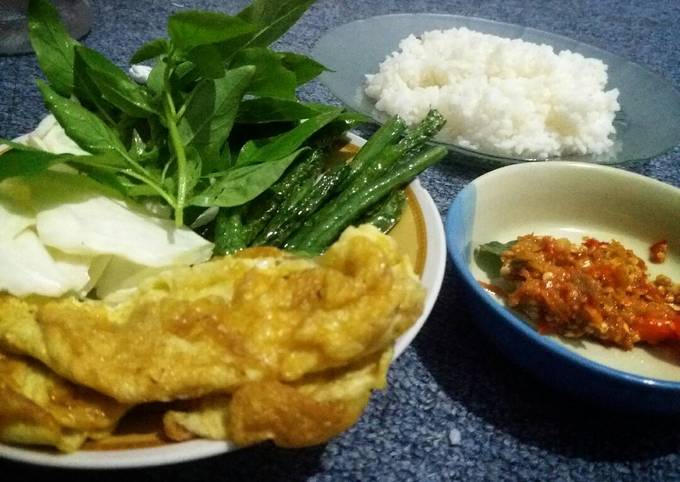 Bagaimana cara membuat Telur dadar sambel bawang yang enak